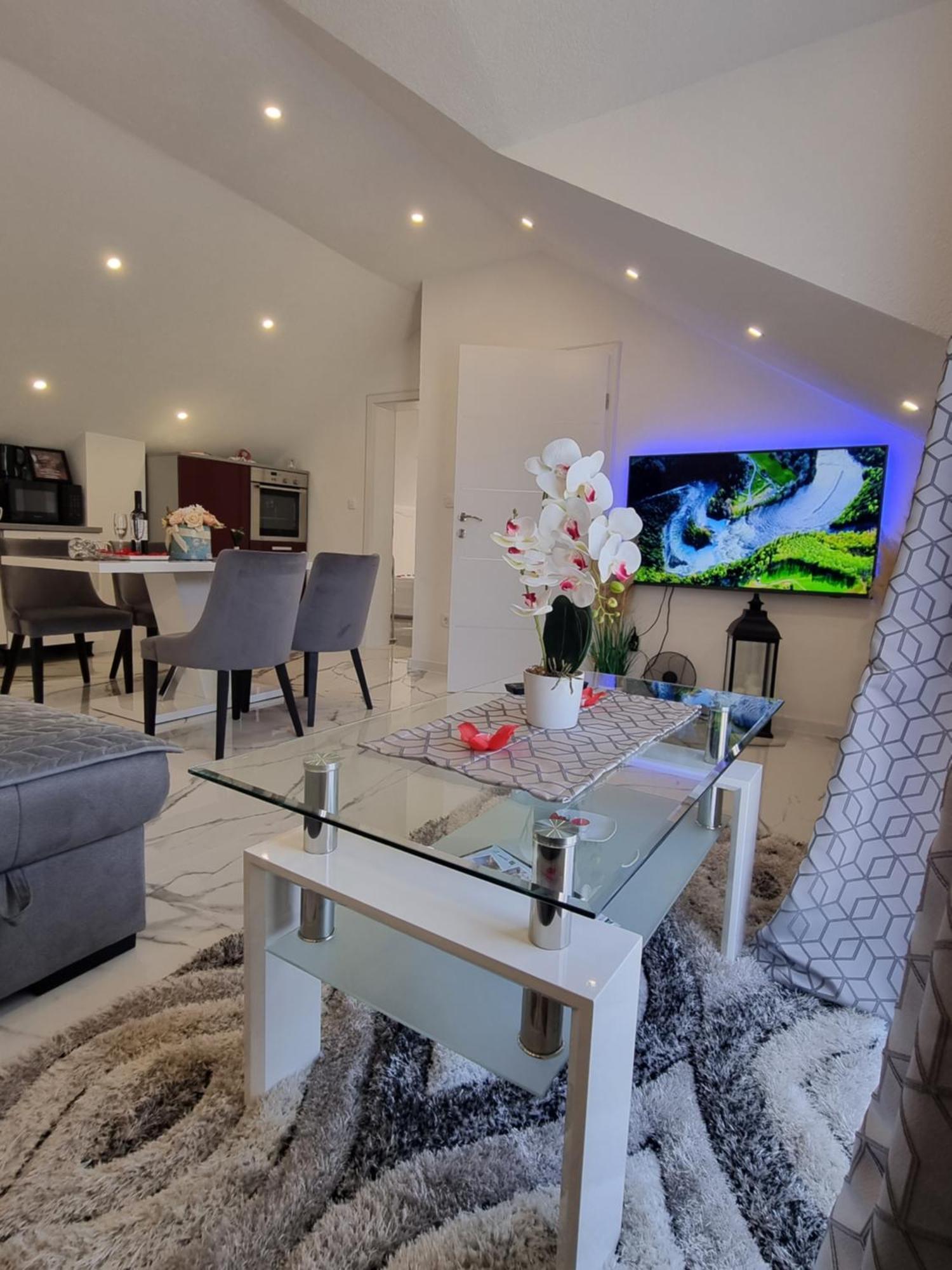 Luxury Apartment Megy Otocac Exterior photo