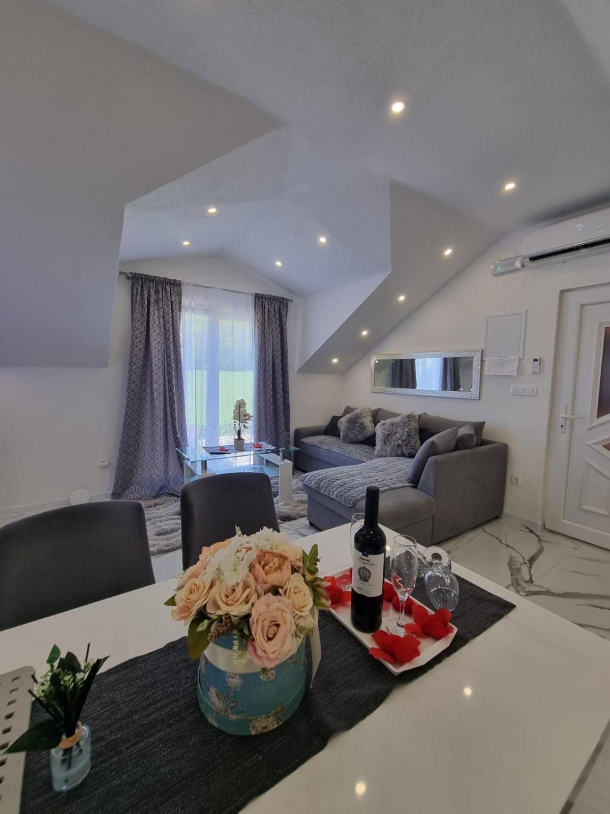 Luxury Apartment Megy Otocac Exterior photo