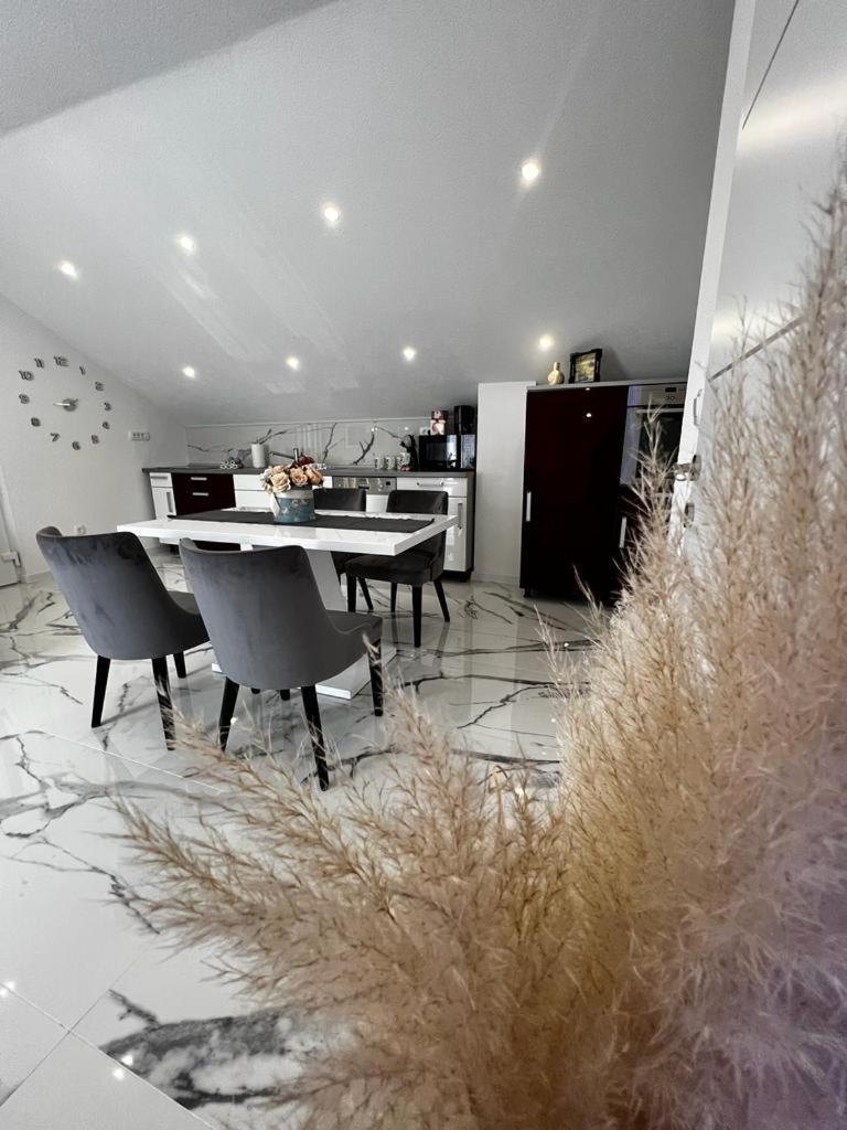 Luxury Apartment Megy Otocac Exterior photo